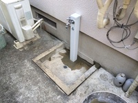 水栓から取り替えて、洗い場部分も割れてたのでモルタルで補修しました。
