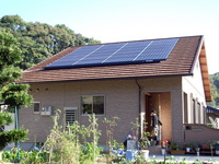 大屋根を利用して太陽光発電システムを取り付けました。