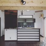 木の温もりを感じるオープンキッチンの家