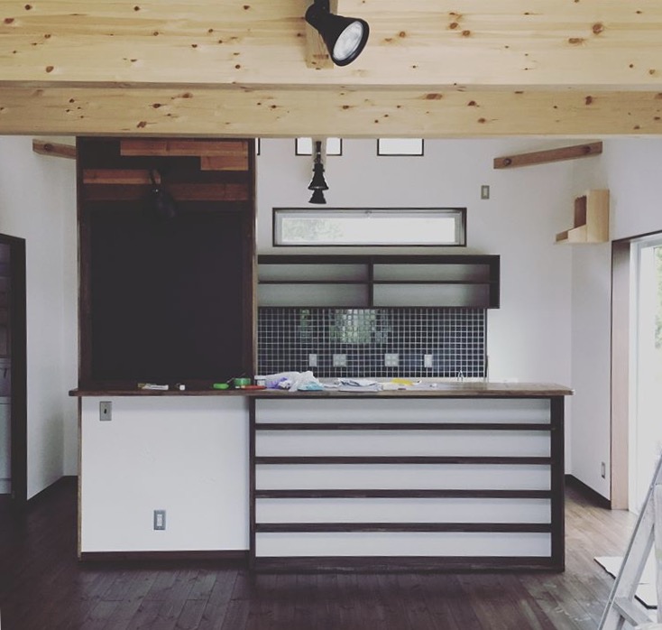 木の温もりを感じるオープンキッチンの家